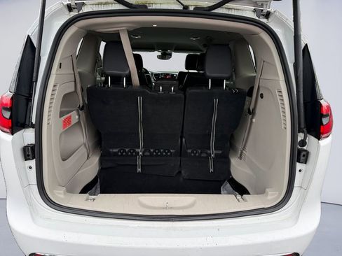 Used 2022 Chrysler Pacifica Touring-L image 19