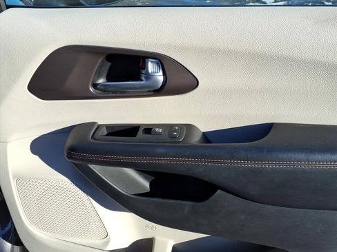 Used 2018 Chrysler Pacifica Touring-L Plus image 19