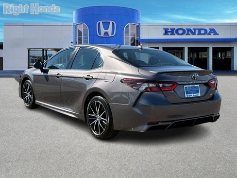 Used 2023 Toyota Camry SE image 4