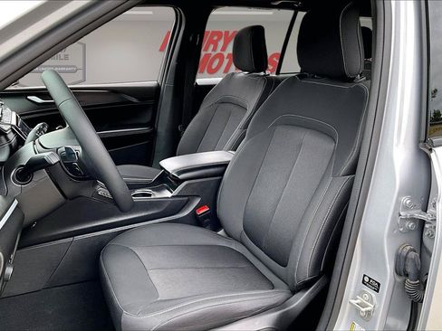 Used 2024 Jeep Grand Cherokee Laredo AWD/4WD image 22