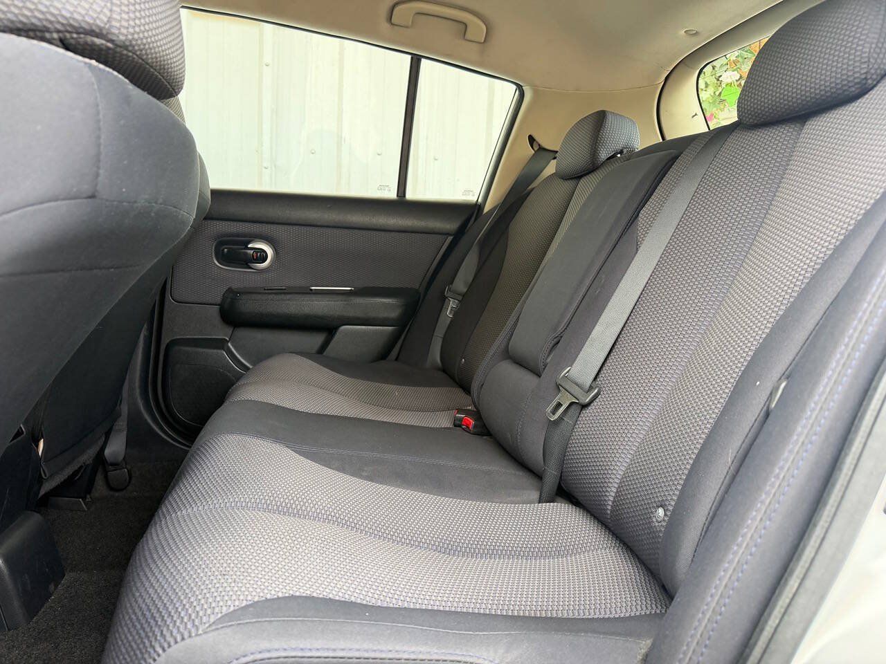 Used 2009 Nissan Versa Hatchback w/ Convenience Pkg FWD image 24