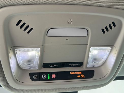 Used 2020 Chevrolet Traverse LT image 21