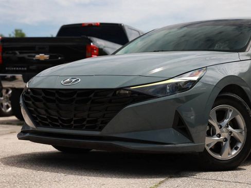 Used 2021 Hyundai Elantra SE FWD image 2