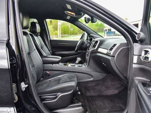 Used 2017 Jeep Grand Cherokee Altitude AWD/4WD image 9