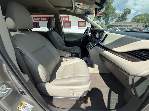 Used 2017 Toyota Sienna XLE w/ XLE Navigation Package FWD image 17