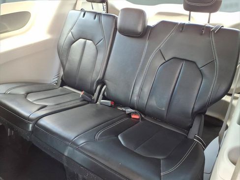 Used 2024 Chrysler Pacifica Limited FWD image 19