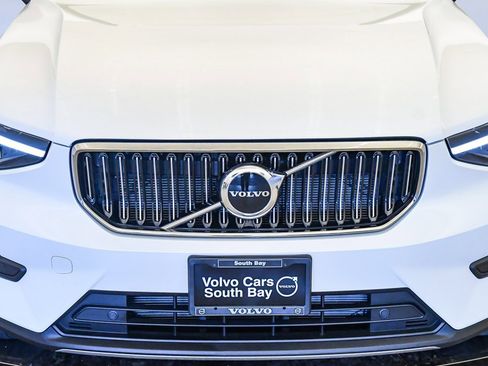 Certified 2025 Volvo XC40 B5 Core w/ Protection Package Premier image 9