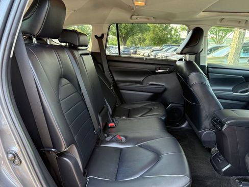 Used 2023 Toyota Highlander XLE AWD/4WD image 29