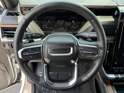 Used 2025 GMC Yukon XL Denali AWD/4WD image 15