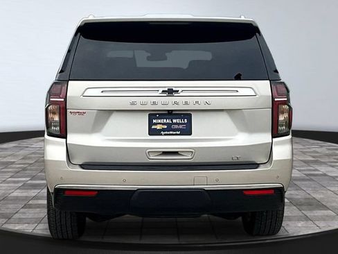Used 2024 Chevrolet Suburban LT RWD image 5
