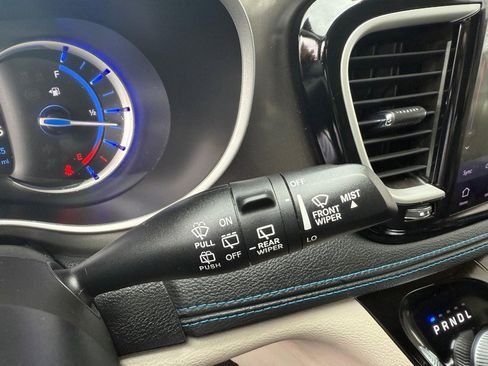 Used 2021 Chrysler Pacifica Touring-L image 29