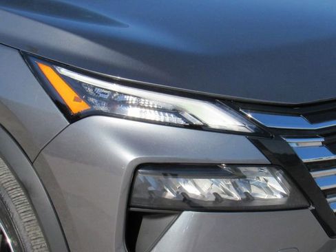 Used 2024 Nissan Rogue SV FWD image 8