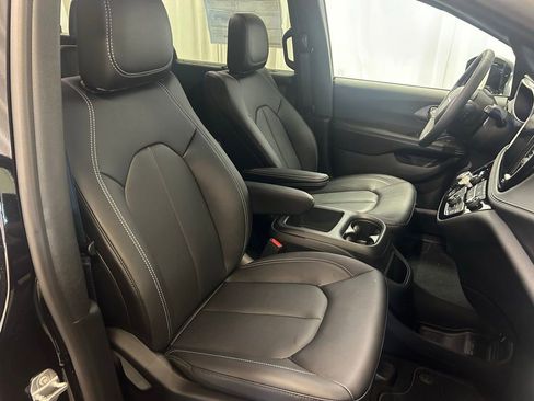 New 2026 Chrysler Pacifica Select image 21