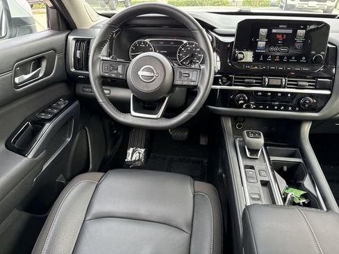 Used 2025 Nissan Pathfinder SL w/ SL Premium Package image 10