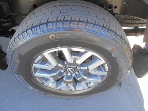 Used 2022 Nissan Frontier SV image 11