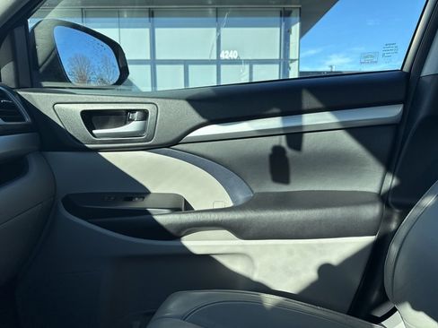 Used 2017 Toyota Highlander XLE image 31