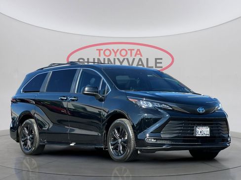 Certified 2024 Toyota Sienna XLE Woodland Edition image 11