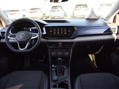 Certified 2022 Volkswagen Taos SE image 7