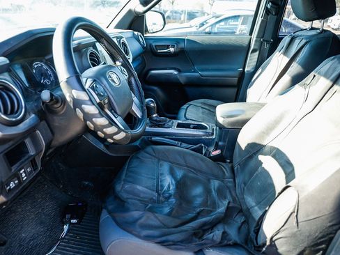 Used 2019 Toyota Tacoma TRD Sport w/ Technology Package image 5