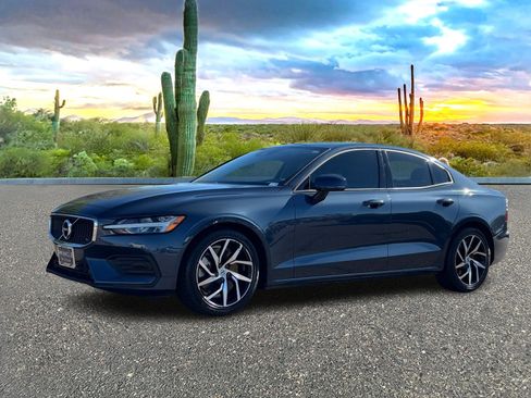 Used 2020 Volvo S60 T6 Momentum image 2
