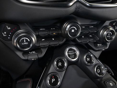 Used 2022 Aston Martin V8 Vantage Coupe image 32