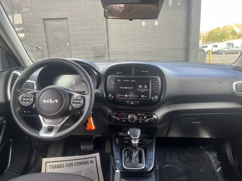 Used 2025 Kia Soul LX w/ LX Technology Package FWD image 18