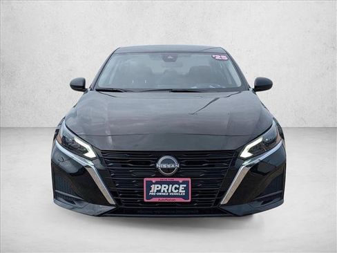 Used 2025 Nissan Altima 2.5 SV FWD image 2