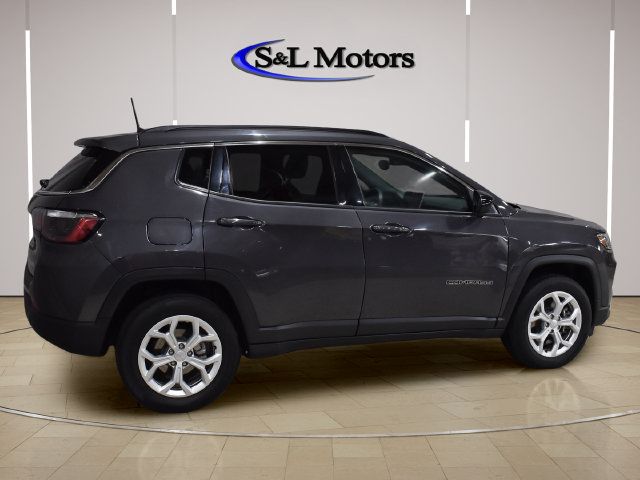 Used 2024 Jeep Compass Latitude AWD/4WD image 8