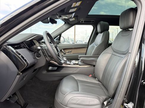 Used 2024 Land Rover Range Rover Sport SE image 3
