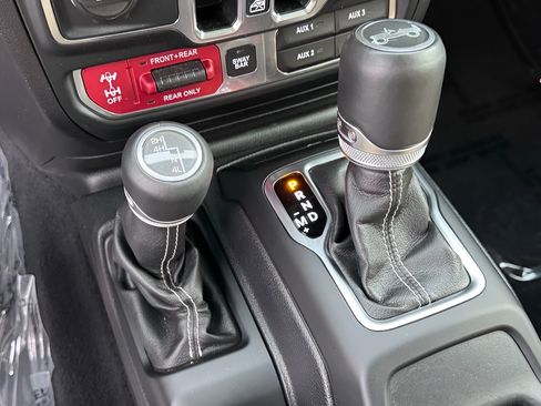 Used 2018 Jeep Wrangler Unlimited Rubicon AWD/4WD image 31