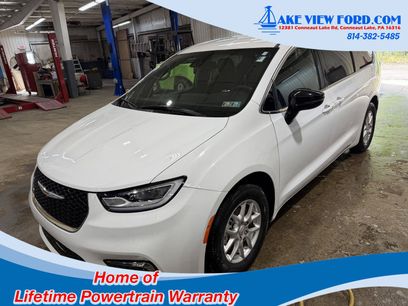 Used 2025 Chrysler Pacifica Select