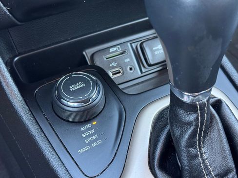 Used 2016 Jeep Cherokee Limited image 13