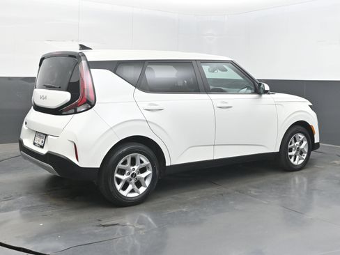 Used 2024 Kia Soul LX w/ Option Group 015 FWD image 7