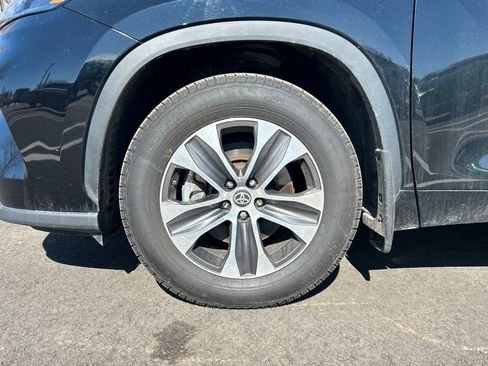 Used 2022 Toyota Highlander XLE image 11