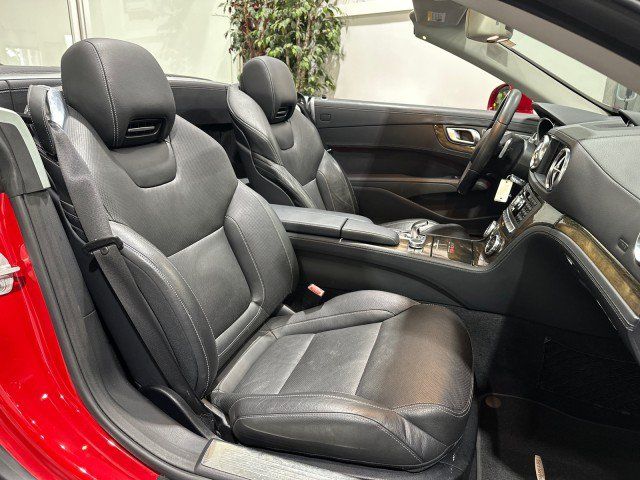 Used 2015 Mercedes-Benz SL 550 w/ Driver Assistance Package image 55