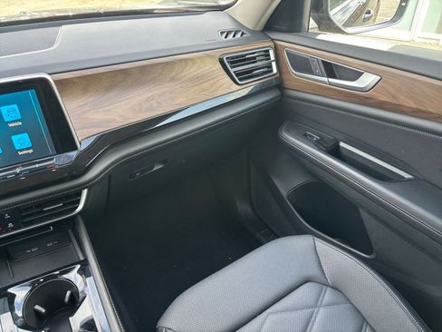 Used 2025 Volkswagen Atlas SE image 33