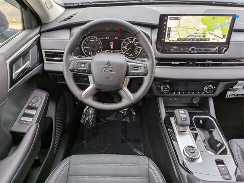 New 2026 Mitsubishi Outlander SE image 17