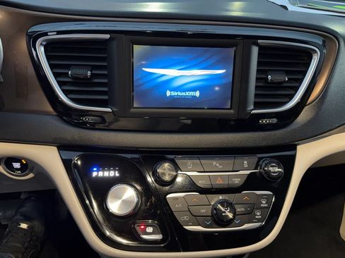 Used 2018 Chrysler Pacifica Touring-L FWD image 18