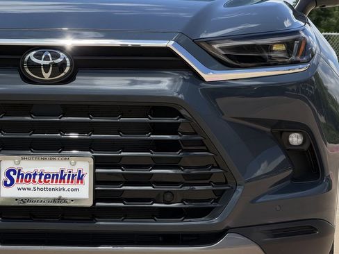 Used 2025 Toyota Grand Highlander FWD image 8