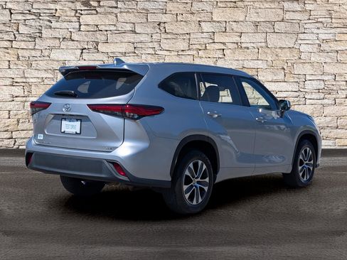 Used 2023 Toyota Highlander XLE image 5