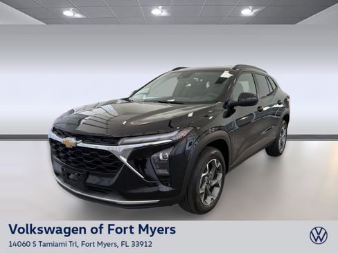 Used 2024 Chevrolet Trax LT w/ Driver Confidence Package FWD image 1