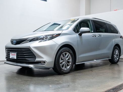 Used 2024 Toyota Sienna XLE image 3