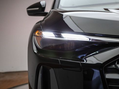 Certified 2025 Audi Q5 Premium w/ Convenience Package image 5