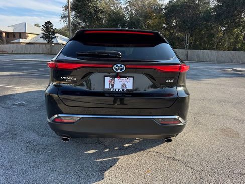 Used 2023 Toyota Venza XLE image 8