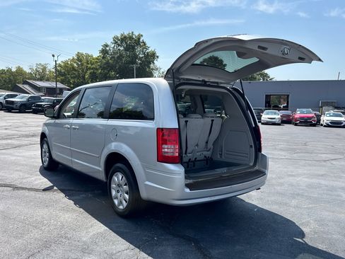 Used 2009 Chrysler Town & Country LX image 18