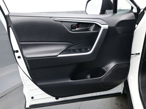 Used 2021 Toyota RAV4 LE image 9