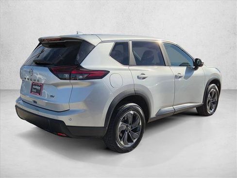 Used 2024 Nissan Rogue SV image 4