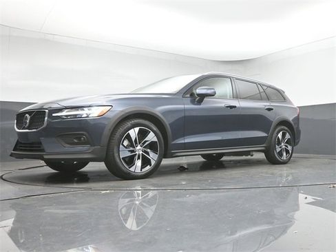 Used 2024 Volvo V60 B5 Cross Country Plus image 39
