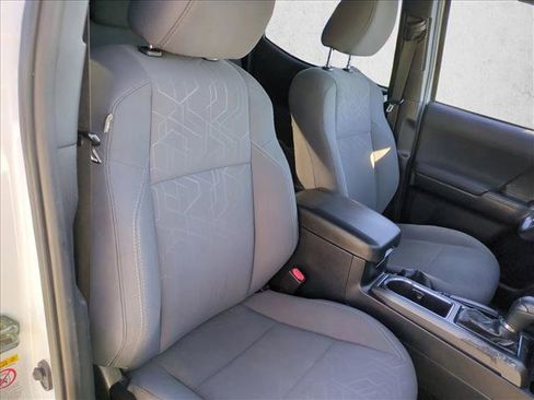 Used 2018 Toyota Tacoma TRD Off-Road w/ Technology Package image 19