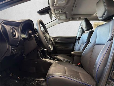 Used 2018 Toyota Corolla SE w/ SE Premium Package FWD image 11